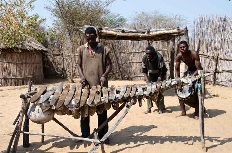 45 - Namibia - poblado Kavango - hombres Kavango haciendo musica